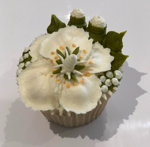 how to pipe buttercream frosting flowers