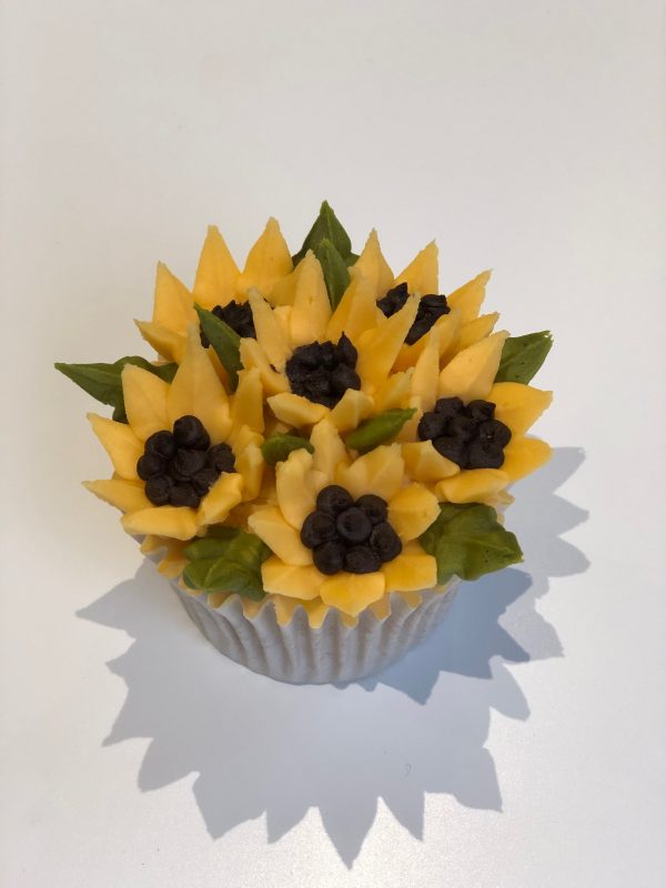 how to pipe buttercream frosting sunflowers, how to make mini sunflower cupcakes