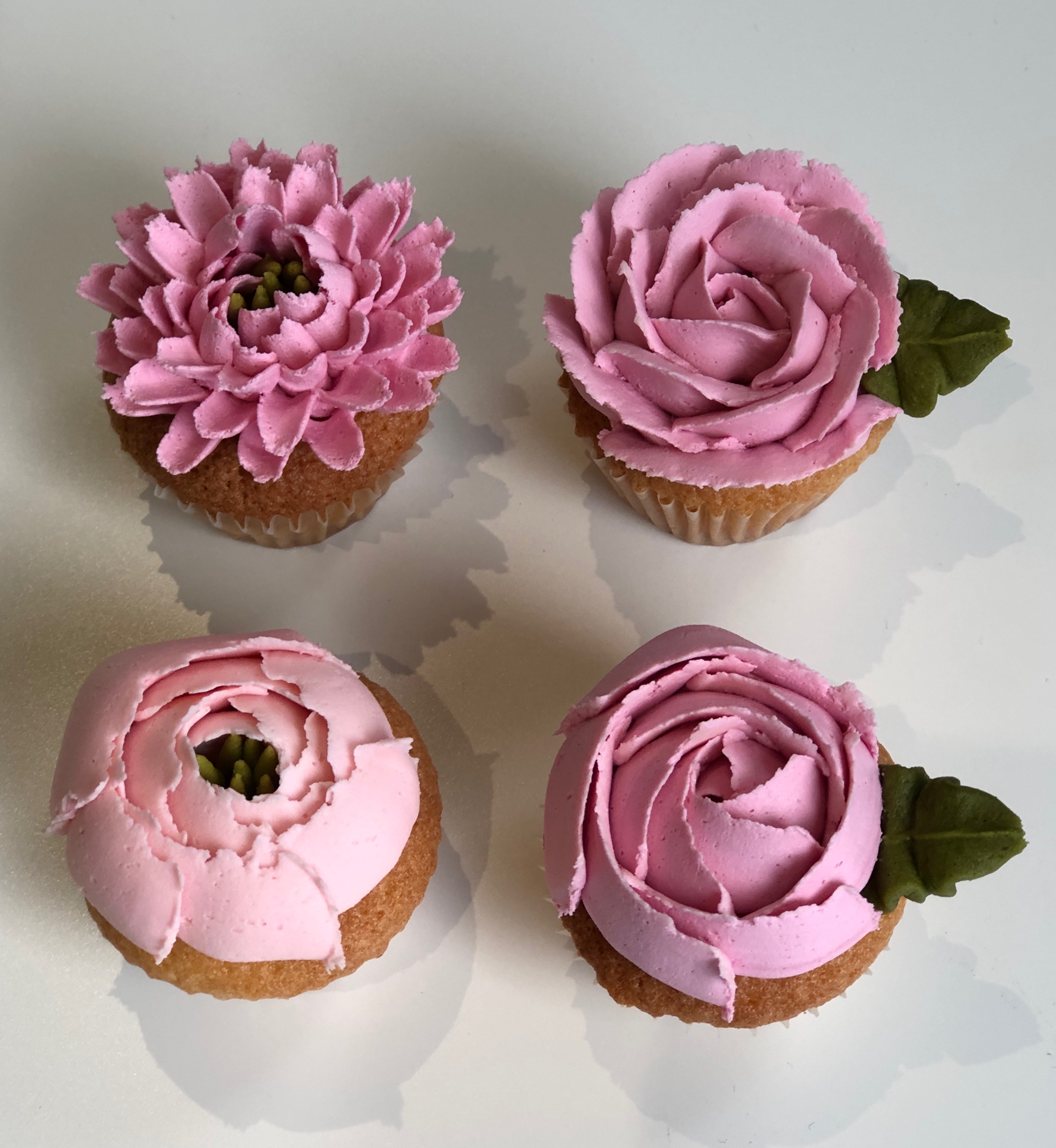 how to pipe mini cupcakes, how to pipe mini buttercream flowers
