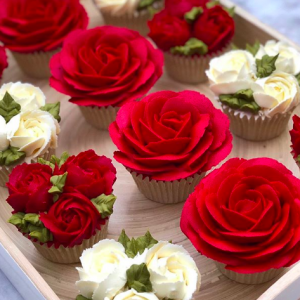 how to pipe buttercream roses, how to pipe buttercream frosting roses, how to pipe roses