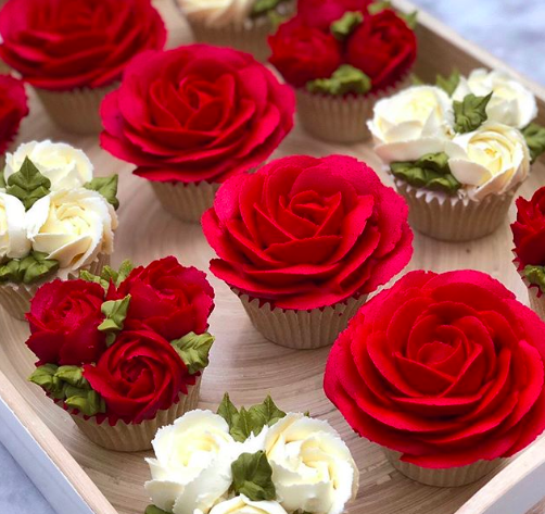 how to pipe buttercream roses, how to pipe buttercream frosting roses, how to pipe roses