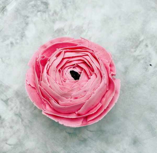 Taylor Made Cake Courses, Taylor made. Taylor made cakes, learn how to pipe buttercream flowers, learn piping from home, the Taylor made way, piping tutorial, online piping tutorials, buttercream flowers, floral buttercream cupcakes, buttercream flowers